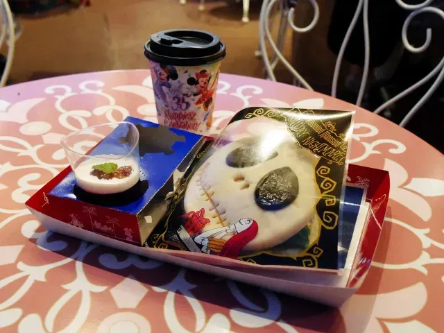 Paket lengkap dengan harga 1.050 yen (IDK 137K) di DisneyLand