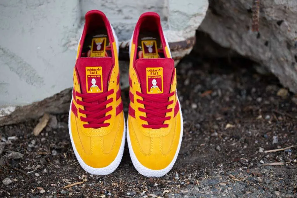 Sepatu kets dengan desain karakter Saitama
