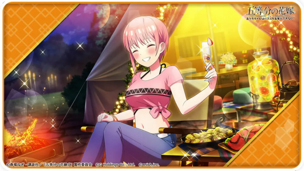 Ichika sedang menikmati makanan di perkemahan kembar 5.