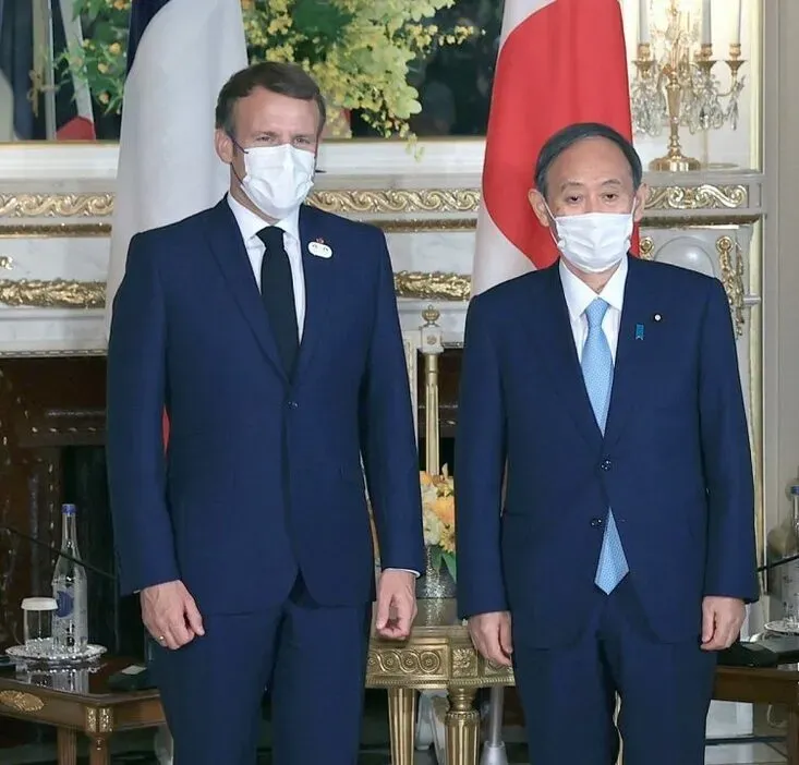 Presiden Macron (sebelah Kiri) dan Perdana Menteri Yoshihide Suga (sebelah kanan)