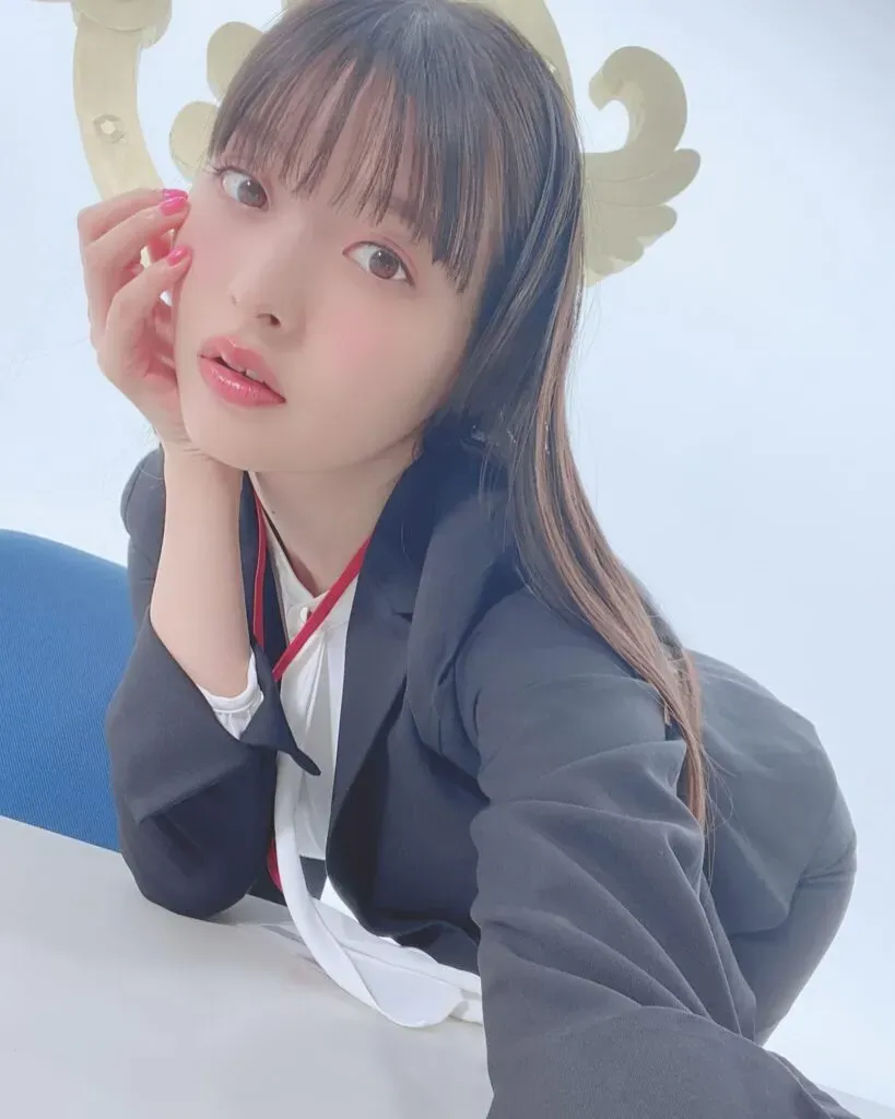 Foto Sumire Uesaka seperti Office Lady Ganbare Douki-chan
