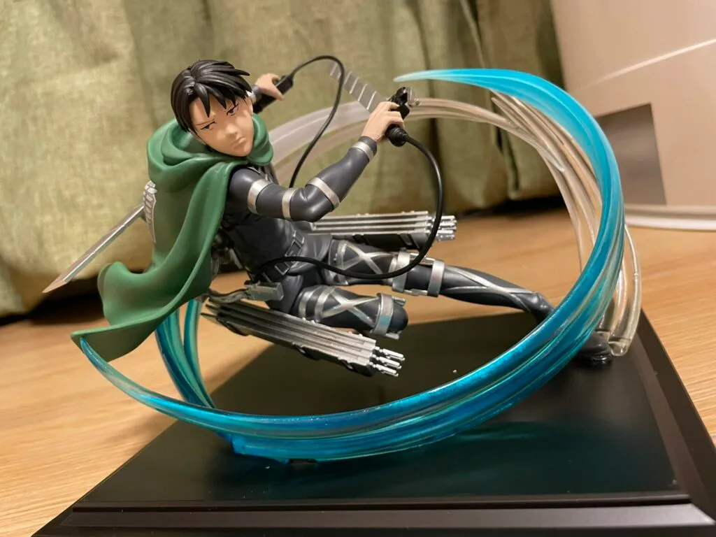 Figur Levi Ackerman dengan wajah yang tidak mirip dengan aslinya.