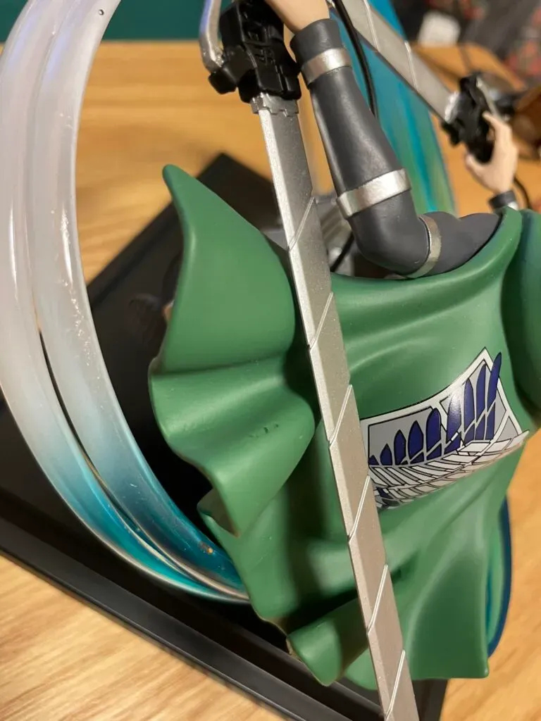 Kualitas plastik yang kurang menyebabkan adanya pengelupasan pada figur Levi Ackerman.