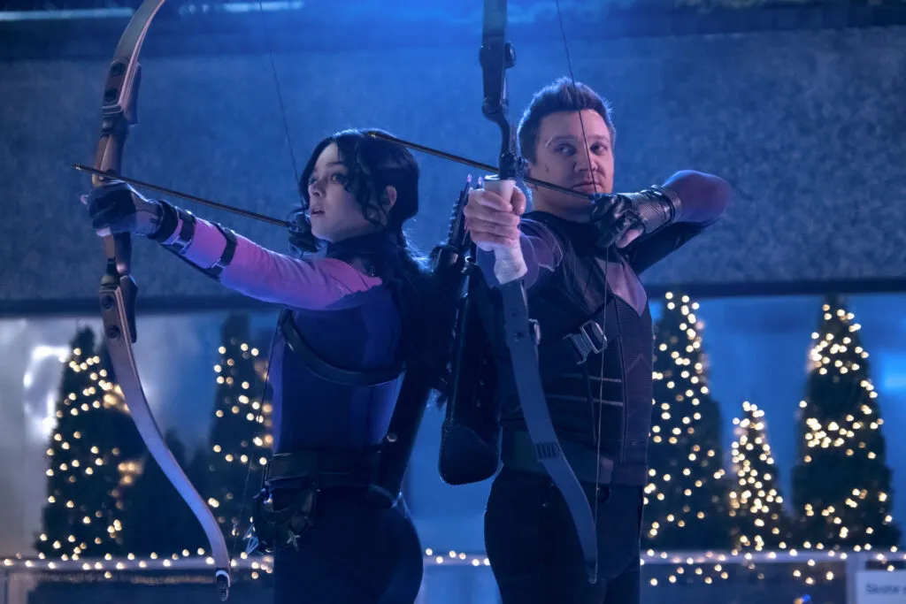 Clint Barton Dan Kate Bishop dari serial Hawkeye.