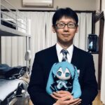 Pria yang Menikahi Hatsune Miku Mengajaknya Makan Malam Natal Di Restoran