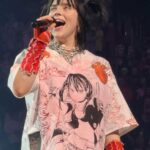 Billie Eilish Menarik Perhatian Di Atas Panggung Dengan T-shirt Bertemakan Tamaki Kotatsu Dari Fire Force!