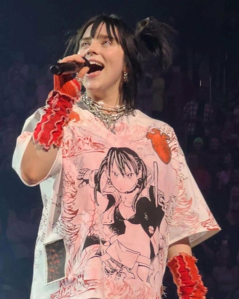 Billie Eilish Menarik Perhatian Di Atas Panggung Dengan T-shirt Bertemakan Tamaki Kotatsu Dari Fire Force!