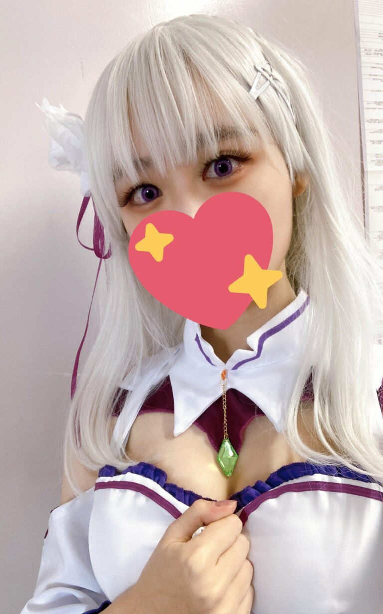 Gadis Cantik Ini Bercosplay Menjadi Emillia Di Hari Wisudanya