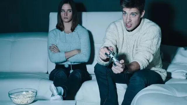Saat Ini, Kecanduan Game Online Telah Merambat Pada Kalangan Lansia!