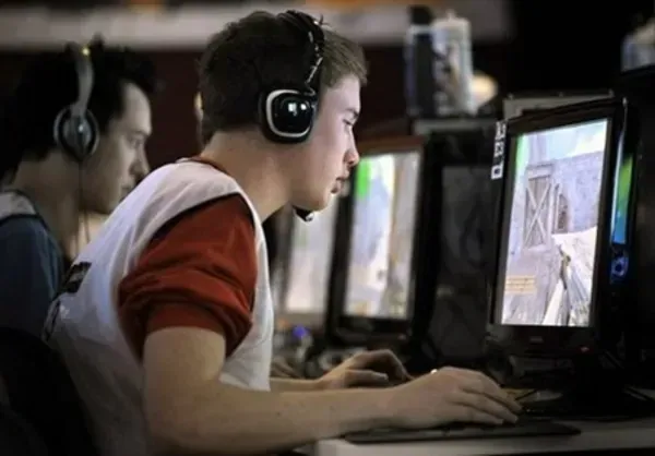 Potret anak muda yang tengah bermain game online