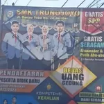 Spanduk Promosi Untuk Sebuah Sekolah Di Jember Menjadi Sorotan Karena Jaket Almamaternya Mirip Dengan Seragam UA Dari Boku no Hero Academia