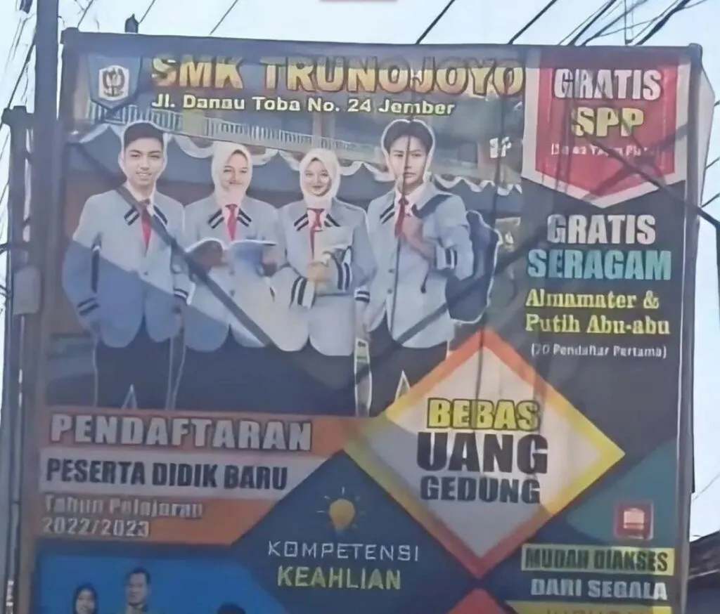 Spanduk Promosi Untuk Sebuah Sekolah Di Jember Menjadi Sorotan Karena Jaket Almamaternya Mirip Dengan Seragam UA Dari Boku no Hero Academia