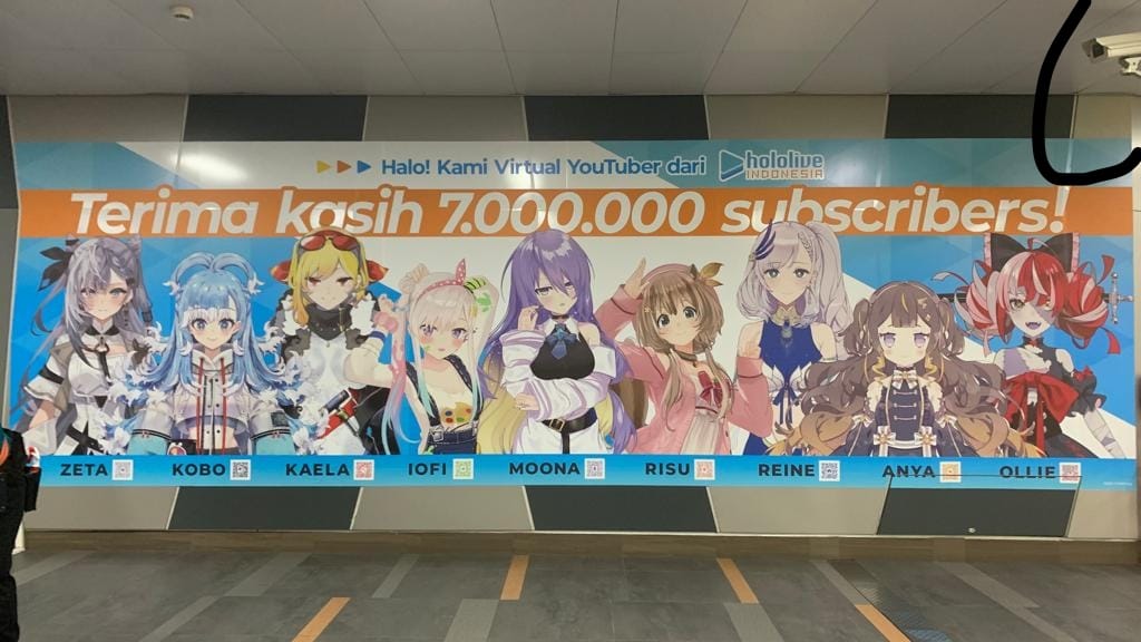 Gawat, Baru Dipasang Beberapa Hari, Spanduk Hololive Di MRT Senayan Udah Kena Vandalisme Aja!