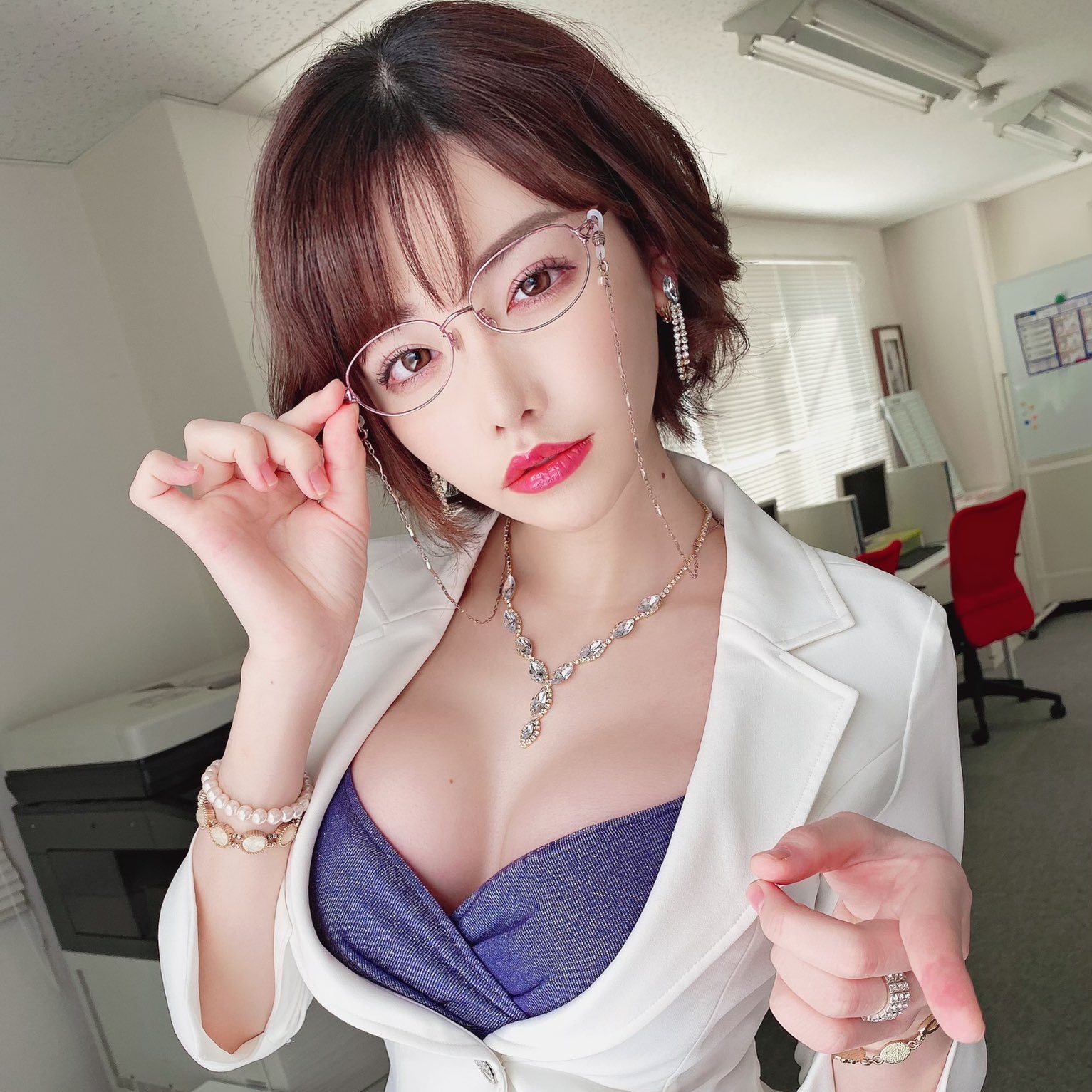 Mau Dipeluk Sama Eimi Fukada? Begini Caranya!