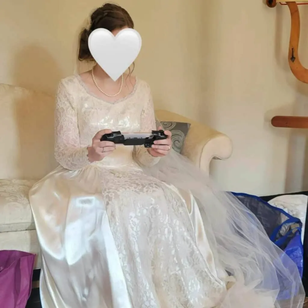 Sosok Pengantin Yang Bermain Genshin Impact Sebelum Upacara Pernikahan