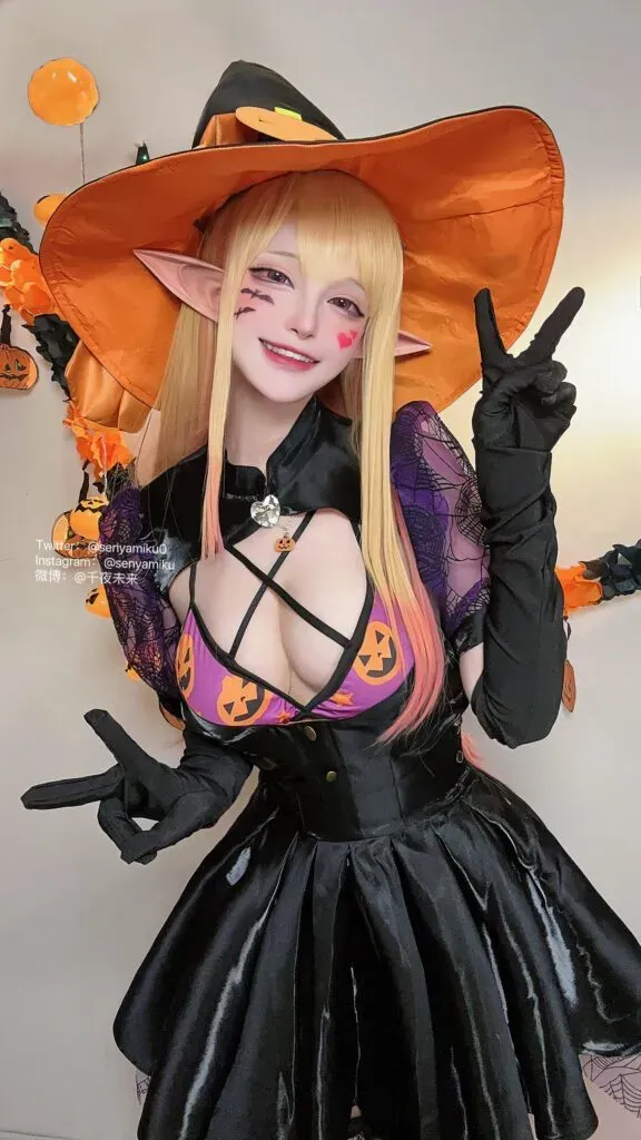 Senyamiku Berpose Manis Sebagai Marin Kitagawa Versi Halloween untuk Perayaan Halloween