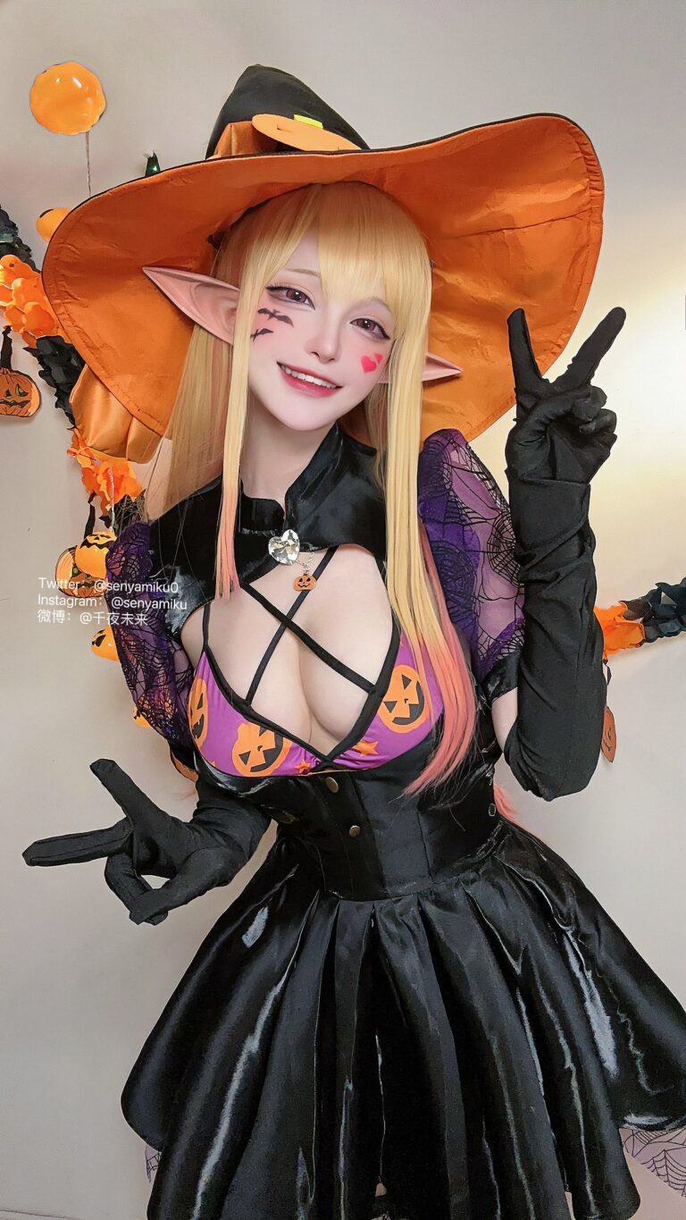 Senyamiku Berpose Manis Sebagai Marin Kitagawa Versi Halloween untuk Perayaan Halloween