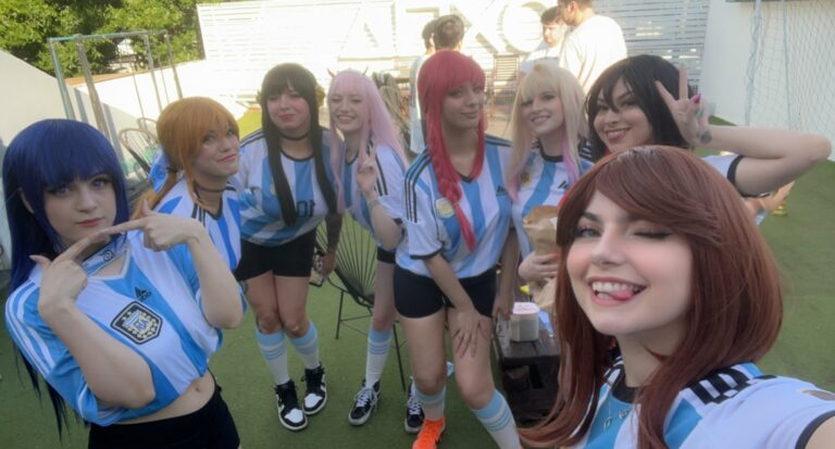 Para Cosplayer Menghormati Argentina Karena Memenangkan Piala Dunia