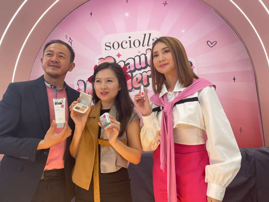 Liana Lee ( Tengah ) Founder Jacquelle Memamerkan Produk Kolaborasi SPY X FAMILY dengan Jacquelle