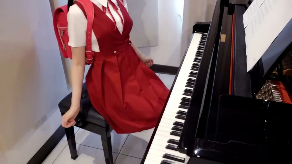 Pan Piano dengan Seragam SD