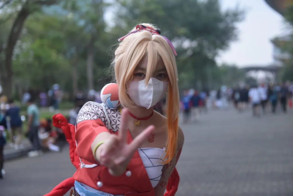 Cosplayer Yoimiya dari Genshin Impact