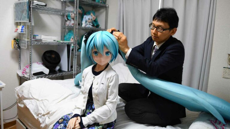 "Suami" Hatsune Miku Menanggapi Kritik Pedas Soal Umur Istrinya