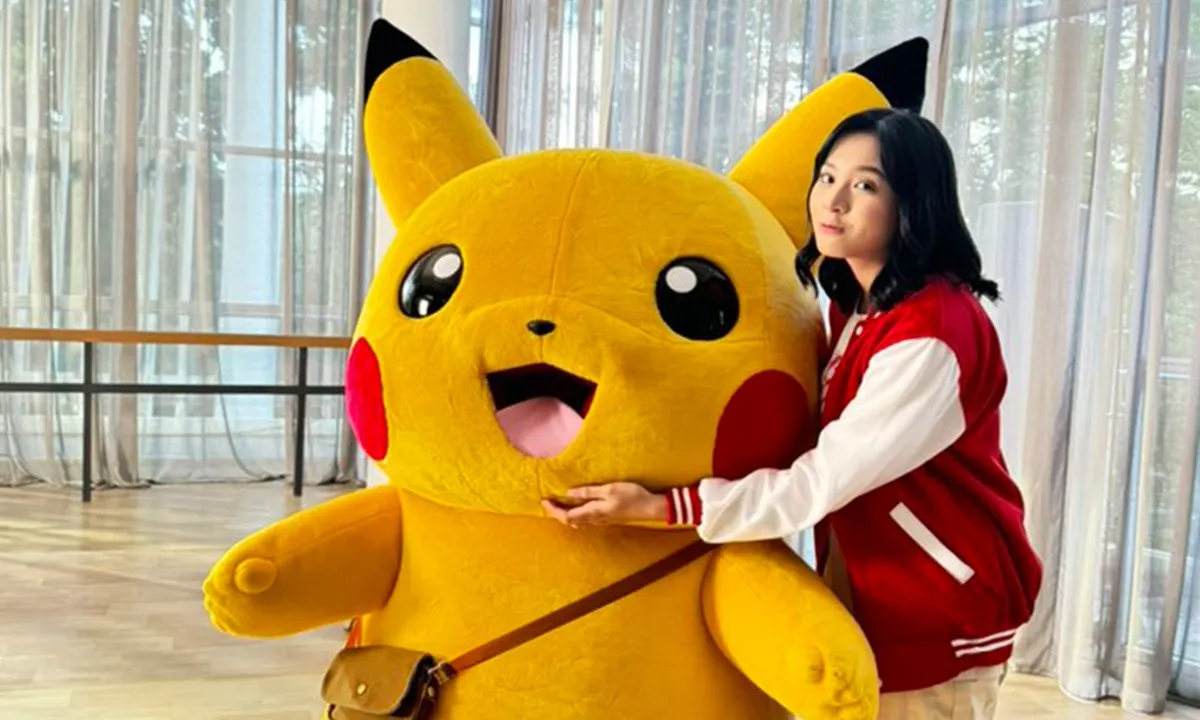 Zee dari JKT48 bersama Pikachu