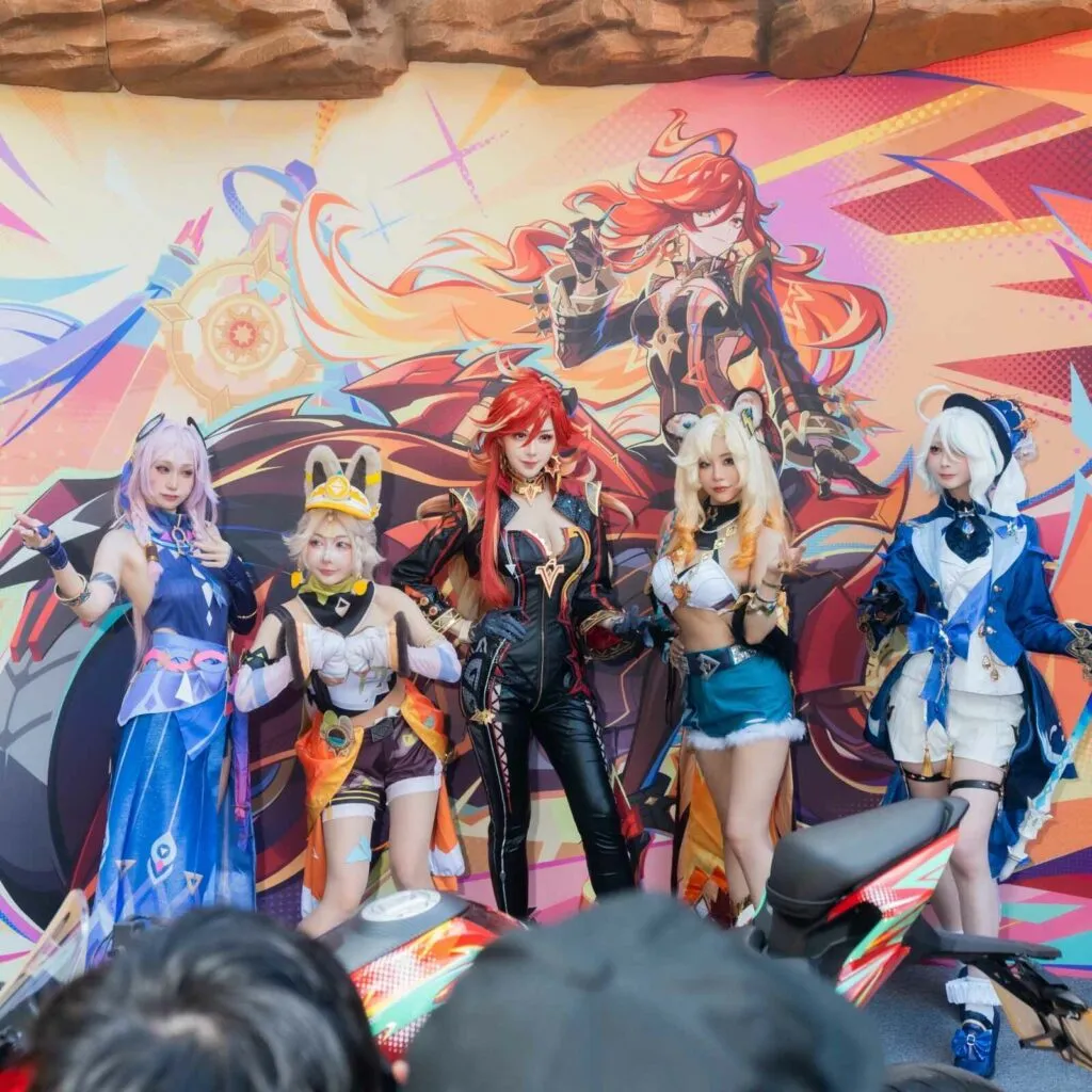 Mifei Bersama Cosplayer Genshin Lainnya